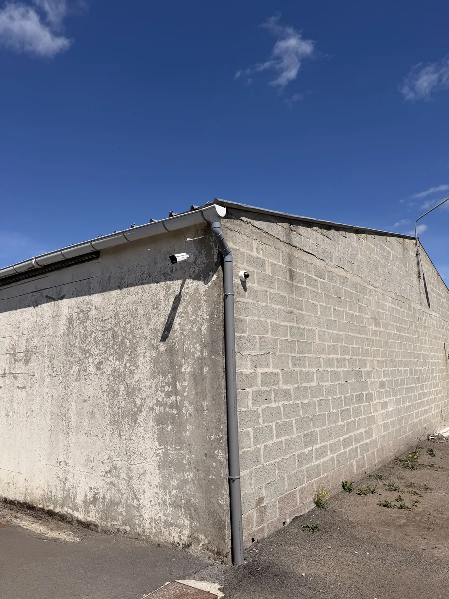 Caméra en angle de bâtiment couvrant deux façades