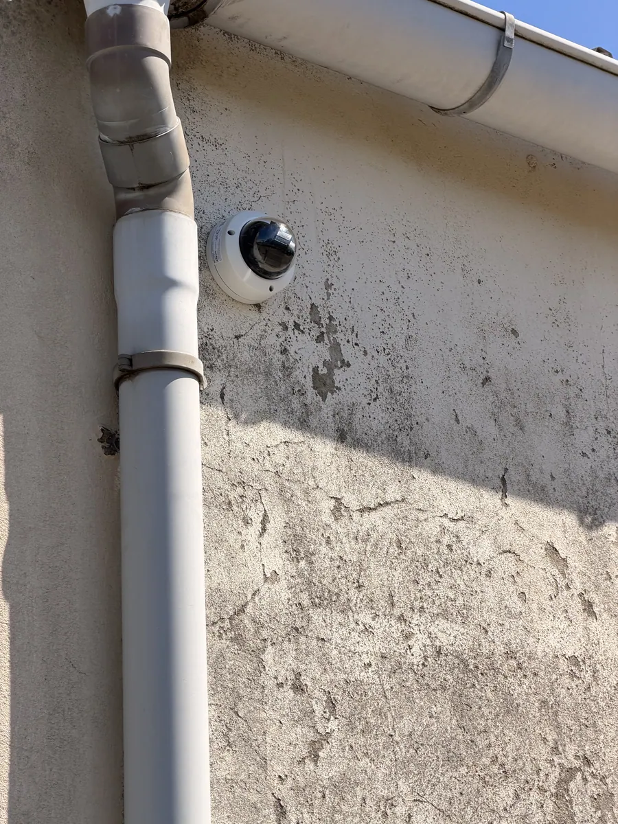 Caméra de façade sur le bâtiment d'accueil