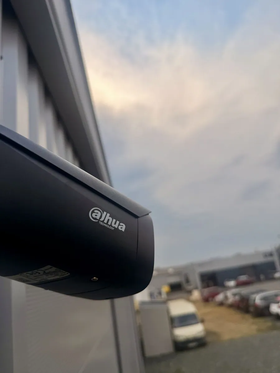 Caméra extérieure couvrant le parc de véhicules d'un garage