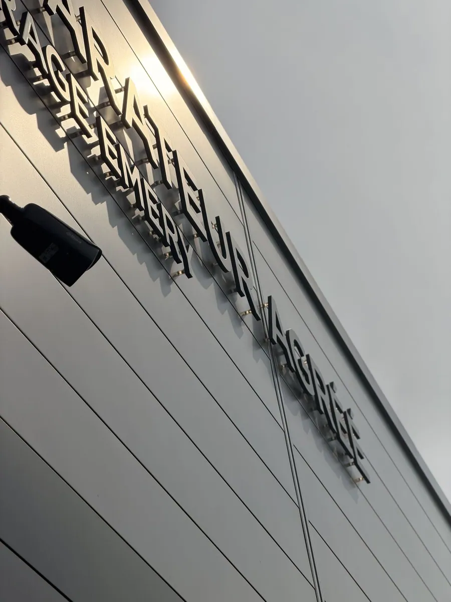 Caméra installée au niveau de l'enseigne
