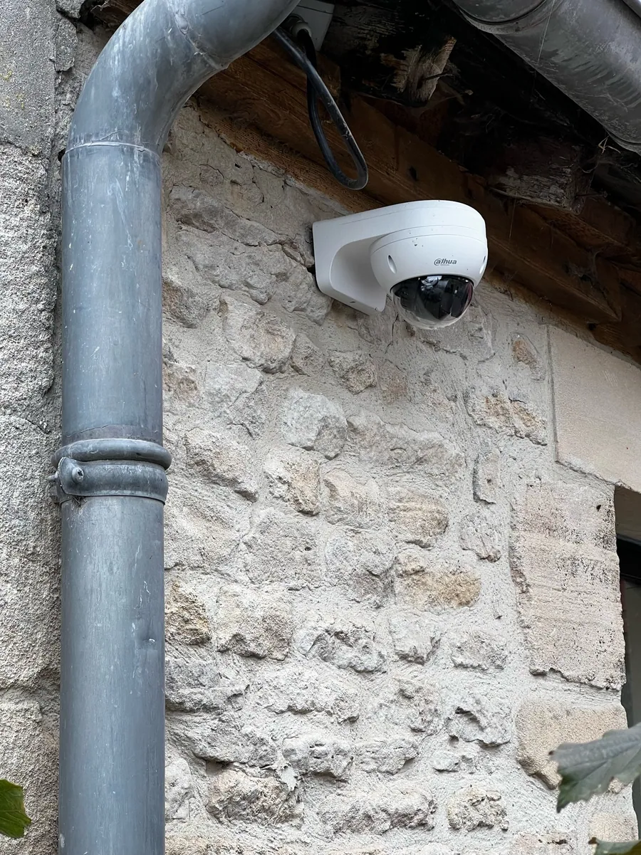 Caméra extérieure couvrant l'accès d'une maison