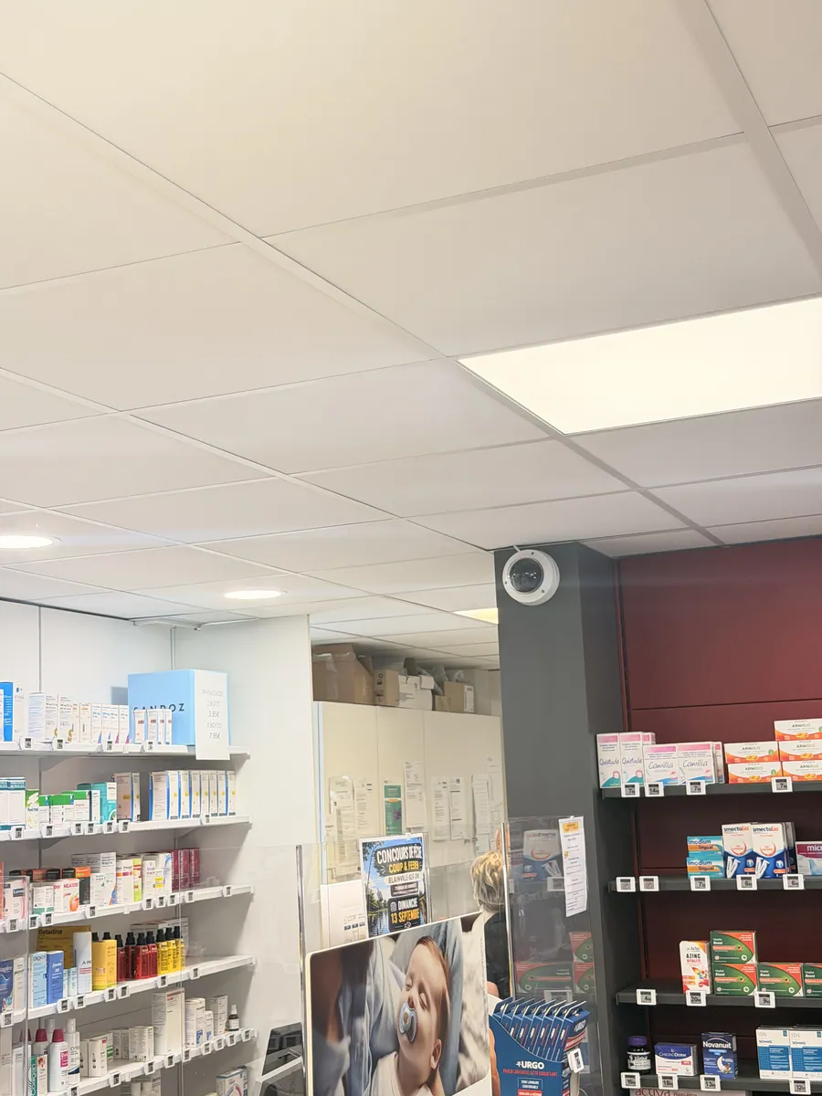 Caméra dôme couvrant la surface de vente d'une pharmacie
