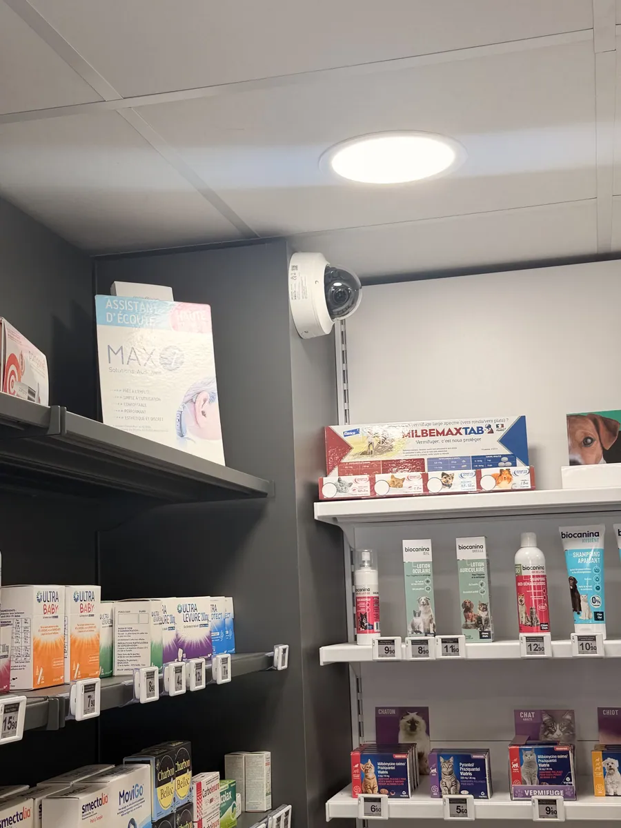 Caméra orientée sur les rayons en libre accès