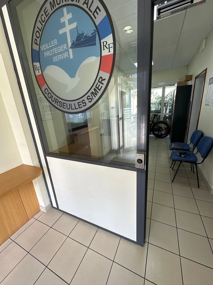 Lecteur de badge installé à l'accès du poste de police municipale