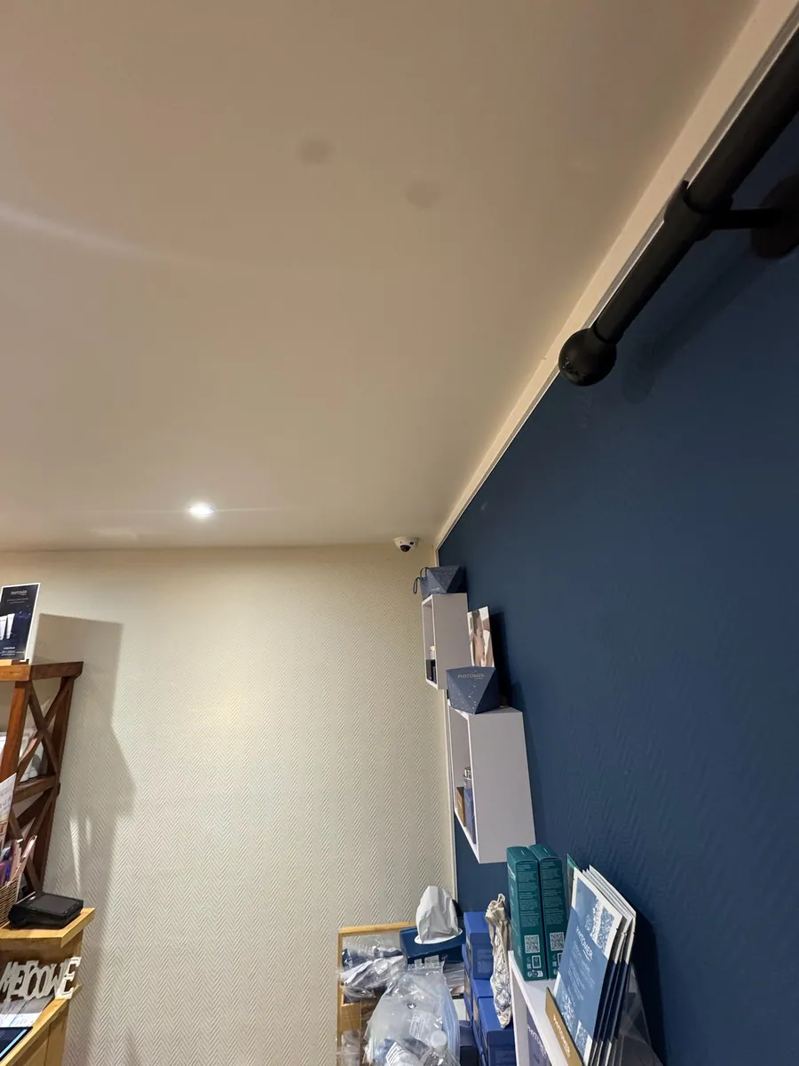 Intégration de la caméra dans le décor du salon